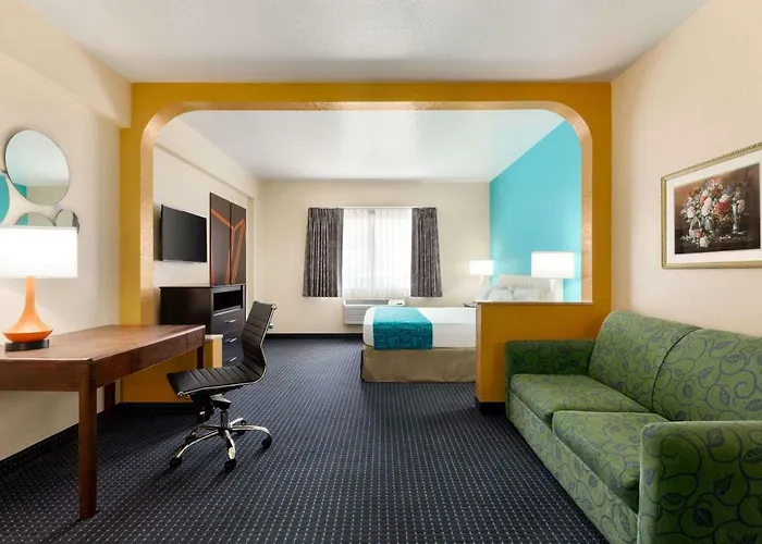 Howard Johnson By Wyndham San Antonio Hotel & Suites