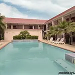 Howard Johnson By Wyndham San Antonio Hotel & Suites 